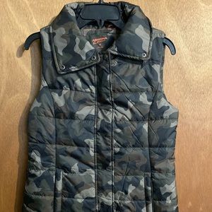 Camouflage puffy vest